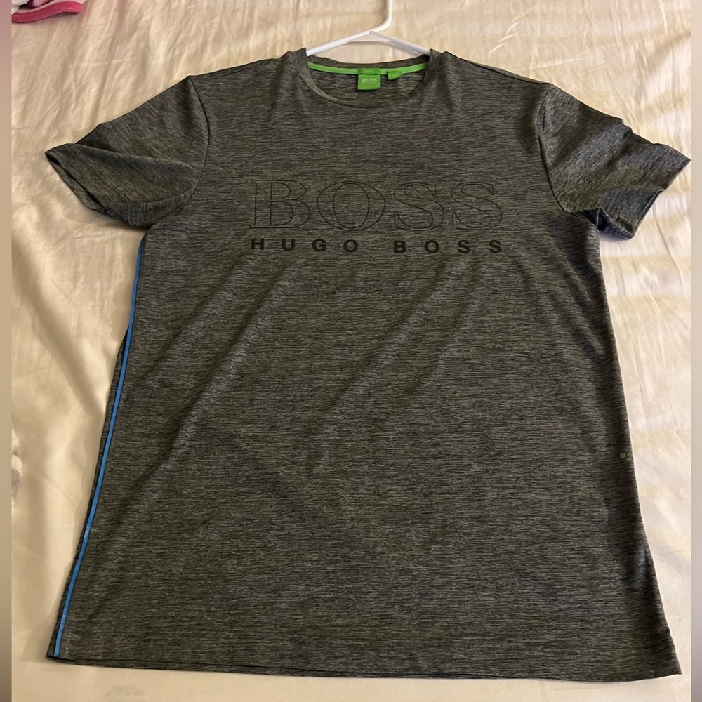 Hugo boss t-shirt men size small grey color in very good condition